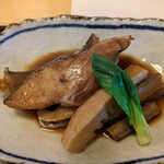 Shikinogochisouya Nagomi - どっちか言うとあっさりめの味付け
                        それでいて飯の進む味
                        柔らかく煮込まれた筍やゴボウも含めしみじみ美味い