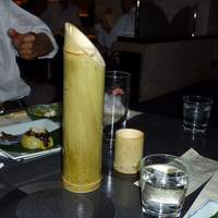 梅の花 本町店 - この竹筒に日本酒が銚子とおちょこ