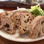 パーラー江古田 - パン盛りセット：パン4種（カンパーニュ、フルッタ、カシューナッツと黒胡椒のパン、リンケル）バターで、ラテ・マッキャート