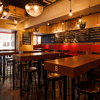 新宿御苑の風を感じるお洒落な空間で、思い思いのひと時をどうぞ