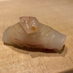 鮨 利﨑 - 平目＋えんがわ