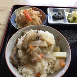 Seno Udon - 山菜飯・干し大根の煮しめ・昆布・漬物