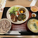 Ootoya - 大戸屋定食(ひじき入り鷄つくねともろみチキンの炭火焼き、五穀ご飯、麦みそ汁)