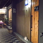 バーハクシ - お店の入口