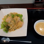 龍潭酒家 - 海老とレタスの炒飯（スープ付き）