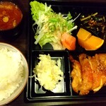 創作厨房ぐろう - 料理写真:日替のチキンしょうが焼きランチ700円。お値打ちだと思います♪