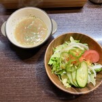 モーゼ - 玉ねぎのスープとスモールサラダ