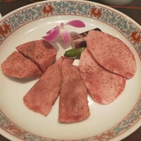 游玄亭 新宿 - 特選タン塩の三種盛り