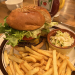 Soul Grill - ◯ハンバーガーには、コールスローとフライドポテトつき。ポテトはけっこうなボリューム…(^◇^;)
                      シェアして食べます♪とお伝えしておいたらハンバーガーはカットして提供してくださいましたヽ(*´∀｀)