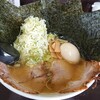 ラーメン はち - 塩ラーメンにネギ、味玉、海苔トッピング。美味しい。