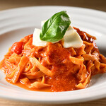 Trattoria MUTSUMI - 料理写真:フレッシュトマトと北海道産モッツァレラチーズのトマトソース自家製タリアテッレ