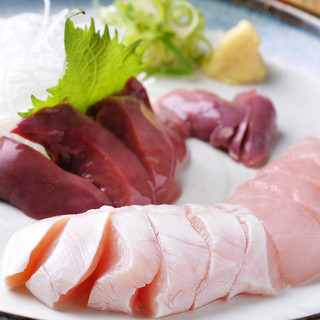 名物鶏のお刺身は朝びきした肉のみを使用で鮮度抜群！