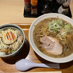 らーめん海道 灯う家 - たまマヨ煮豚丼　と豚骨醤油らーめん