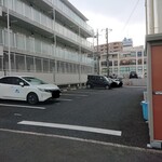 CHAKATI - お店の左にある駐車場。
7番の所に1台だけ停められます。