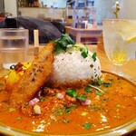 カレー&スパイス ハナコ - サーモンとマッシュルームのカレー 1200円、スパイシー半熟ゆで玉子 150円、揚げバナナ 100円、大盛り(100g) 100円、ルー増し 200円、自家製レモネード 350円