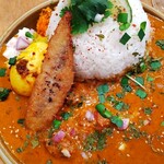 Curry&Spice HANAKO - サーモンとマッシュルームのカレー 1200円、スパイシー半熟ゆで玉子 150円、揚げバナナ 100円、大盛り(100g) 100円、ルー増し 200円