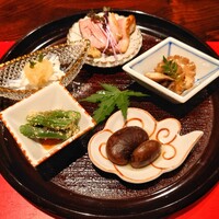 賛否両論 - 八寸　鴨ロース、蛸の桜煮、紫花豆の甘煮、いんげんの胡麻和え、白魚の梅おろし掛け