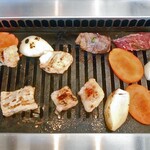 焼肉処いっとう - 焼肉中