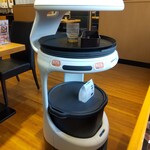 ステーキ宮 - お冷やと食器を運んできたロボット