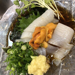 Sushi Ooi - イカソーメンに北方四島産のウニを乗っけました。広島のイカソーメンは汁だくです、アハッ