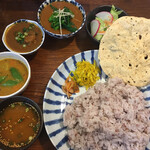 月と亀 - ベビーホタテと菜の花＆ポークビンダル小鉢