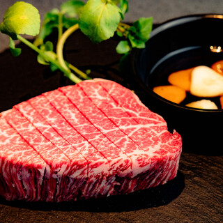 We offer carefully selected Japanese beef from all over Japan, mainly Hida beef.