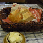 ビストロ パラディ - 外側がパリッとしたパン