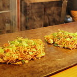 お好み焼 みなと屋 - 牡蠣入りの焼きそば、焼きうどんも（頼めば）あります　ソースは2種類（ホルモン焼きソース用と焼きそば用）