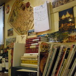 ビストロ パラディ - 壁には本や絵