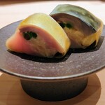 匠 進吾 - 〆た鯖にガリやネギ、ゴマを挟んで、白板昆布