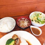 ハンバーグ食堂 榎本よしひろ商店 - ご飯はふっくら！サラダはシャッキシャキ！