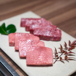 焼肉うしごろ - 究極の厚切り黒タン 厳選厚切りハラミ