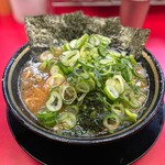 豚骨醤油ラーメン 王道家 - チャーシューメン 3枚 + 薬味ネギ