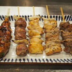 Hakata Kushiyaki Batten Yokatwo - 7串盛り（つくね、砂ずり、四ツ身、豚バラ、タンカルビ）