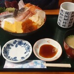 みなと食堂 - おまかせ10種盛丼(税込1,300円)