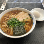 らーめん まごころ - ・温かいらーめん 550円/税込
・塩味付き たまご 50円/税込