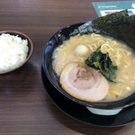 横浜家系ラーメン 一四家 - ラーメン(醤油、太麺)