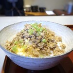 警固 ふるや - ＊そぼろ自体もいいお味で美味しいのですけれど、出来れば黄身1個盛って欲しいかしら。