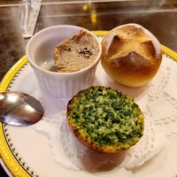 フレンチ ビストロ lemidi 桜木町 みなとみらい - 豚のリエットとガーリックトースト　事前に取り分けて提供されました