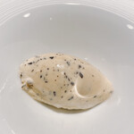 蒼 - 黒トリュフのアイスクリーム
      見た目はチョコチップのアイスクリームですが違います頭の中ぎ少し混乱します。きっとこれもシェフの考えなんでしょう。黒トリュフとアイスの甘味が合う^ ^