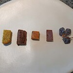 イチリン ハナレ - お茶菓子　　金萱茶のパウンドケーキ、山椒入りのガトーショコラ ピーカンナッツ乗せ、生姜入りの生キャラメル、花梨のジャムのゼリー、枝付き干し葡萄