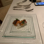 ル・マノアール・ダスティン - 内臓系が苦手な相方のアミューズは　サーモンのマリネ　この他　二皿目はプチコンソメがでました。