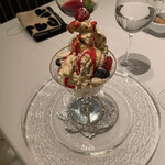 ル・マノアール・ダスティン - 相方は　ヌガーグラッセ　木苺のソース　ヨーロッパ以来、久しぶりに、美味しい本格的なヌガーに出会えたと感心しておりました。