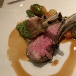ル・マノアール・ダスティン - 骨付き仔羊のロースト　パセリ風味のソース　いい色してます。