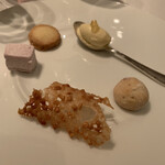 ル・マノアール・ダスティン - ミニャルディーズも充実　王道ですねー。