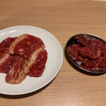 Yakiniku Juju - （左）じゅじゅカルビ680円　（右）特選ハラミ790円