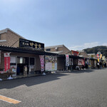 Mirukugaki Toyohisamaru - 牡蠣小屋がずらりと並んでいます