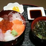GRILL DINING　F - 根室直送　海鮮丼５００円