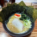 家系 らーめん 實家 - ラーメン790円麺硬め。海苔増し100円。