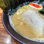 家系 らーめん 實家 - 甘じょっぱい豚骨スープ。